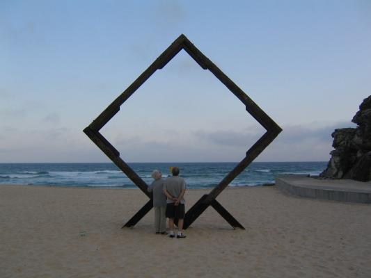 tamarama_2003_sculpture_with_sea